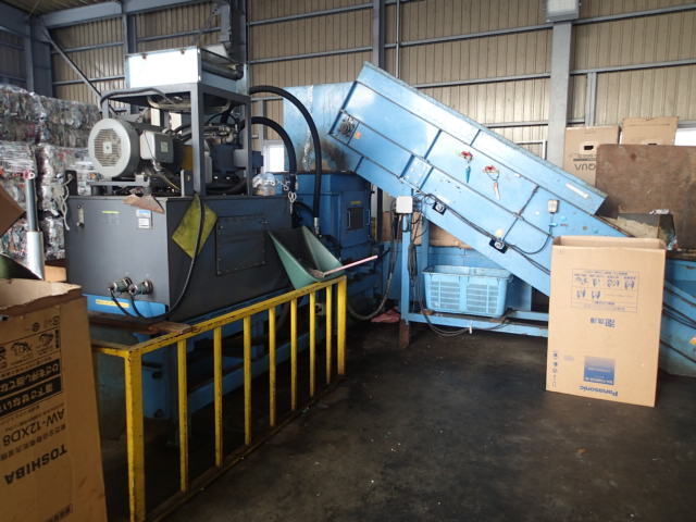 プラスチック製容器包装圧縮梱包機